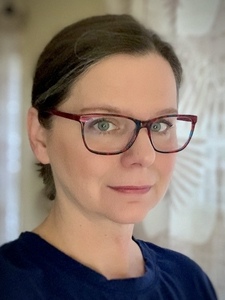 Close up picture of a woman wearing glasses