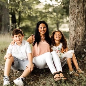 Dilcia Estela Cantarero, writing as la vie de Estela, is a mother, poet, and author whose work is born from love, memory, and the journey through grief. Inspired by the life and spirit of her daughter Karolina, her writing transforms the quiet pain of los