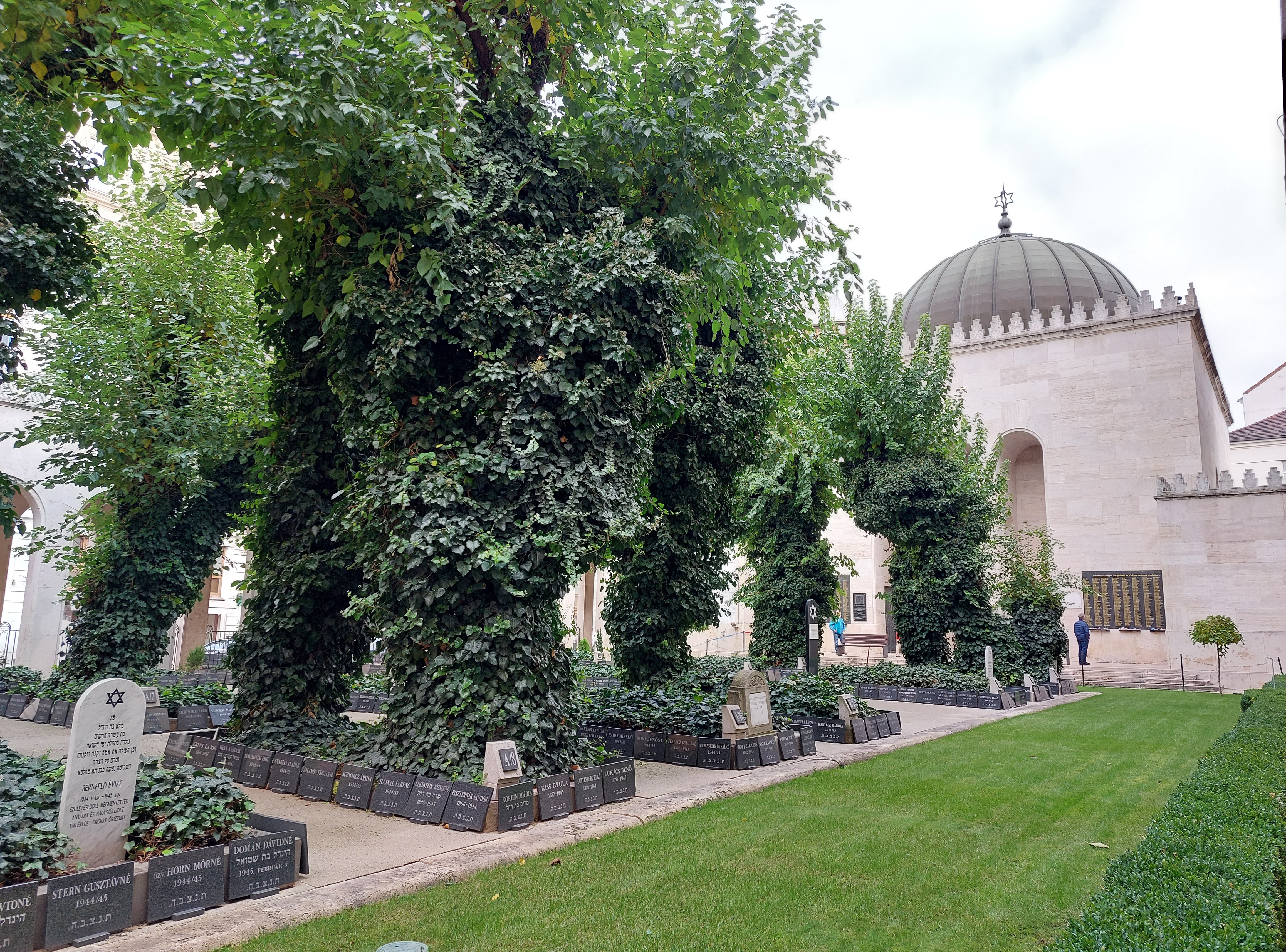 Budapest-Dohany-Synagogue-Holocaust-victems-cemetery-2.jpg