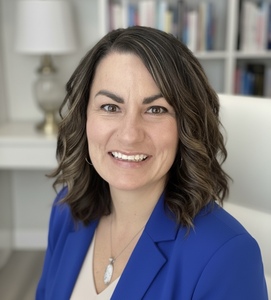 alt="Kirsten Janz, Registered Holistic Nutritionist and author of SIBO Uncovered"