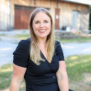 Lauren MacLeod Headshot 