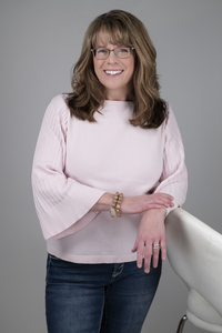 Author Shannon Thomas in-studio photo